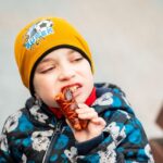 Opékání buřtů na náměstí v Trutnově