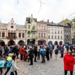 Opékání buřtů na náměstí v Trutnově