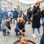 Opékání buřtů na náměstí v Trutnově