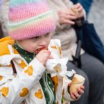Opékání buřtů na náměstí v Trutnově