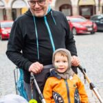 Opékání buřtů na náměstí v Trutnově