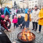 Opékání buřtů na náměstí v Trutnově