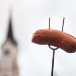 Opékání buřtů na náměstí v Trutnově