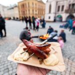Opékání buřtů na náměstí v Trutnově