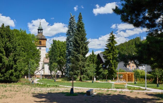 Revitalizovaný park u kostela sv. Václava v Horním Starém Městě