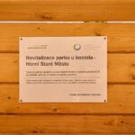 Revitalizovaný park u kostela sv. Václava v Horním Starém Městě