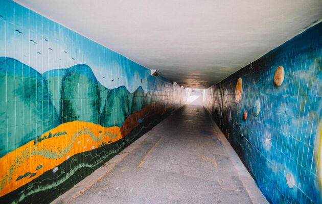 Podchod u Komendy dostává novou výtvarnou podobu