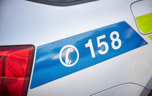 V Peci pod Sněžkou zřejmě vypadlo dítě z kočárku, podle médií zemřelo