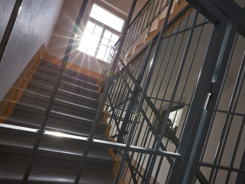 Babičce měl kvůli penězům udělat ze života peklo, skončil ve vazbě
