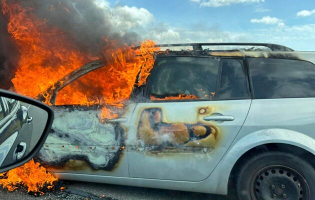 Na silnici u slona začalo hořet auto za jízdy