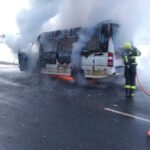 Mikrobus v plamenech