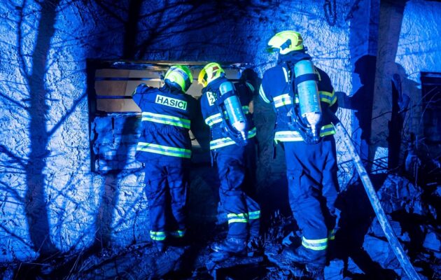 Požár ve Zlaté Olešnici, uhořelo 150 krav