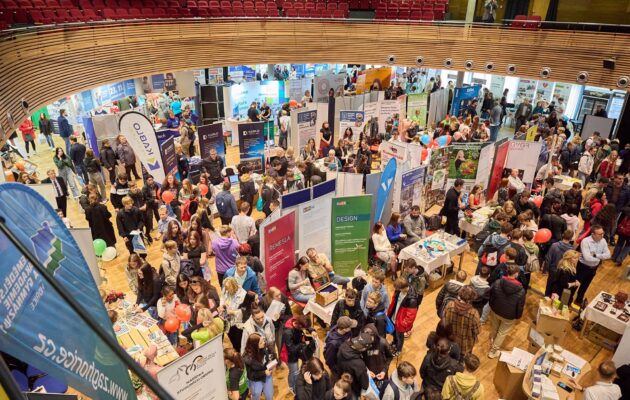 Uffo praská ve švech, školáci si ve velkém vybírají svoji budoucnost