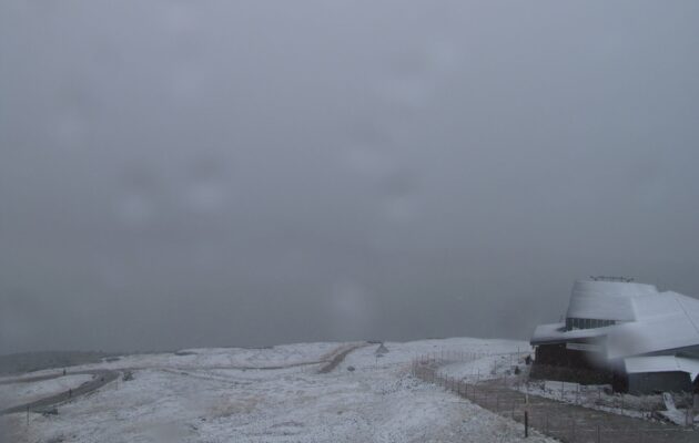 Sněžku pokryl první sníh nadcházející zimy