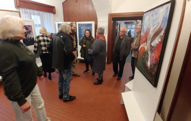 Úvod výstavy spolku Rozumění z Otrokovic okořenila vtipná losovačka o ceny