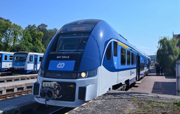 „Lišky“ na trati. První jízda vedla z Trutnova do Náchoda