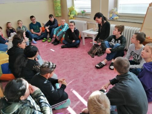 Spisovatelka Wayana četla dětem z knihy Indigo, dítě z křišťálu