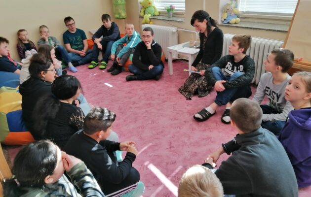 Spisovatelka Wayana četla dětem z knihy Indigo, dítě z křišťálu