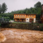 Rozvodněná řeka Úpa v Trutnově