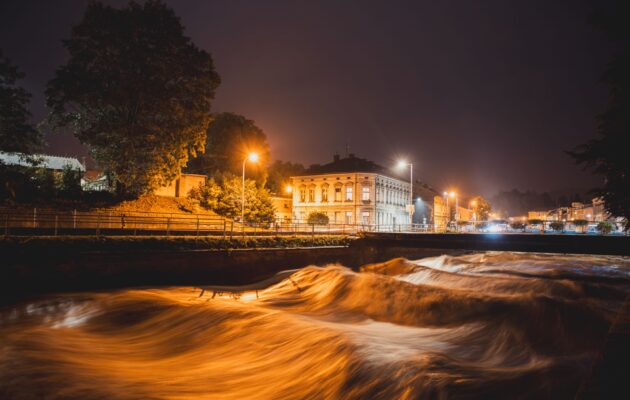 FOTO, VIDEO: Hnědá voda a peřeje aneb Rozvodněná řeka Úpa v Trutnově