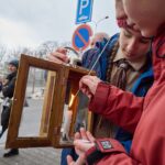 Skauti přivezli do Trutnova betlémské světlo