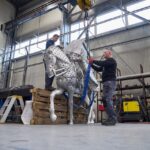 Výroba sochy Karla IV. ve firmě Kasper Kovo