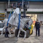 Výroba sochy Karla IV. ve firmě Kasper Kovo