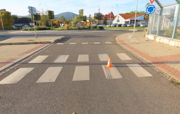 Řidič srazil nezletilou osobu a od nehody ujel, nyní ho hledá policie
