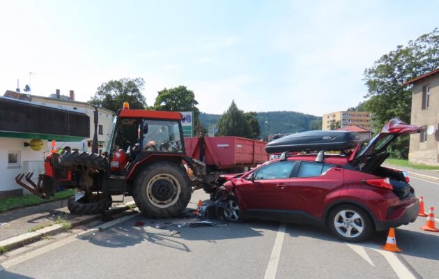 Řidič auta zřejmě usnul a srazil se s traktorem, nikdo nebyl zraněn