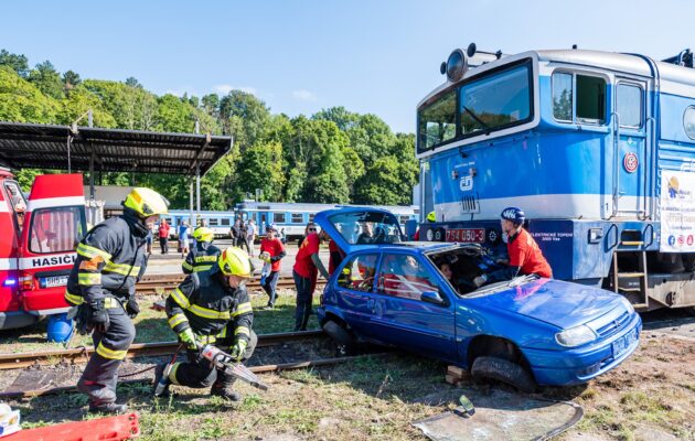 Srážka vlaku s autem při Dni železnice