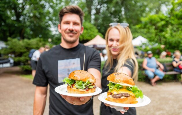 FOTO: V Trutnově se hodovalo, městský park hostil Street food piknik