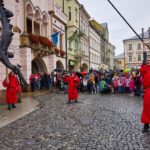 Sundání draka z věže Staré radnice