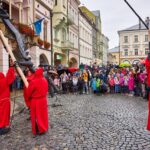 Sundání draka z věže Staré radnice