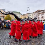 Sundání draka z věže Staré radnice