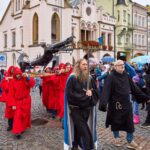 Sundání draka z věže Staré radnice