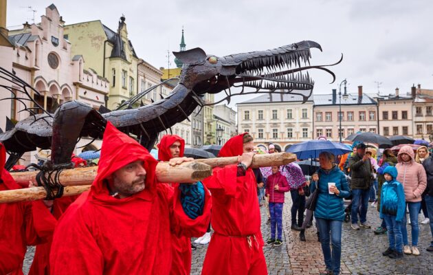 Sundání draka z věže Staré radnice