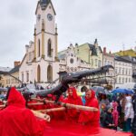 Sundání draka z věže Staré radnice