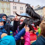 Sundání draka z věže Staré radnice