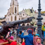 Sundání draka z věže Staré radnice