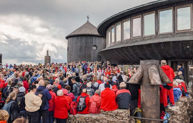 Svatovavřinecké pouti na Sněžku se zúčastnily stovky lidí. I exprezident Klaus