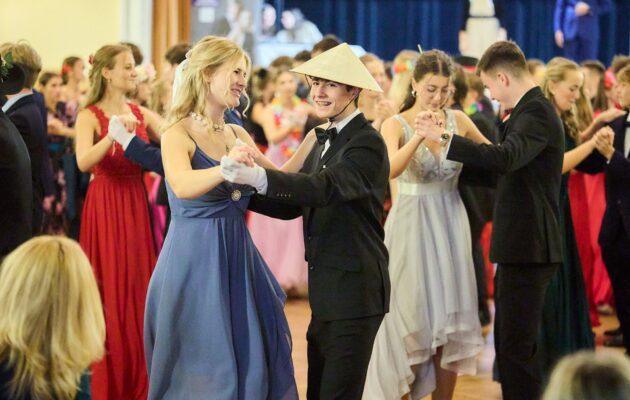 FOTO: Trutnovské taneční kurzy pro mladé jsou v plném proudu