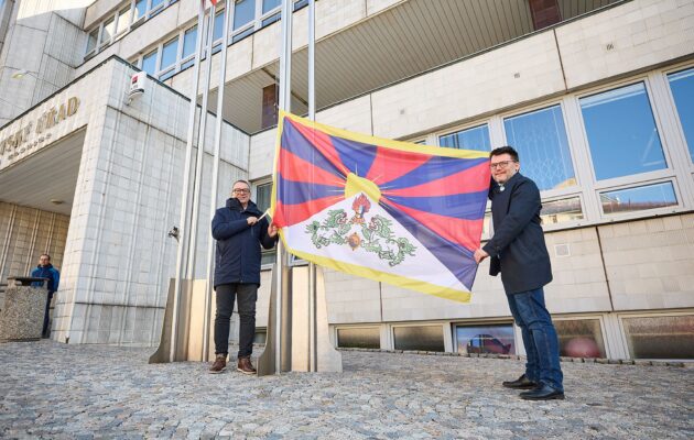Vyvěšení tibetské vlajky v Trutnově