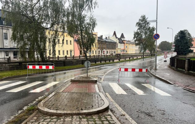 V Trutnově je uzavřená silnice na Úpském nábřeží