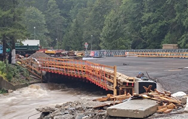 Opusťte Špindl, vyzval turisty starosta. Kritickým místem je most v Michláku