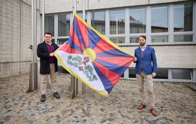 Tibetská vlajka před Novou radnicí