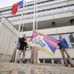 Tibetská vlajka před Novou radnicí