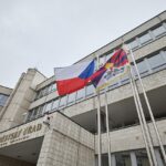Tibetská vlajka před Novou radnicí