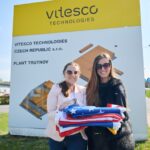 Vlajky před závodem Vitesco Technologies