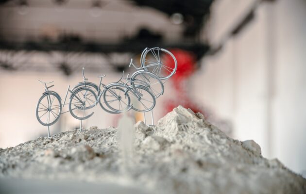 Sochařka Psotková vytvořila pro kruhový objezd v Trutnově dílo Jízda