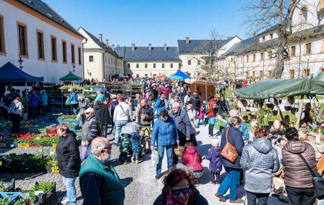 Zahradnické trhy v Kuksu i řezbáři v akci